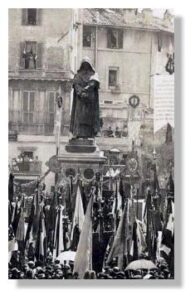 Crowds at the inauguration of the statue of Giordano Bruno towards the end of the 19th century